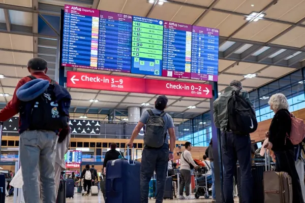 SRI modernizează controlul la frontieră: Proiect de digitalizare pe 17 aeroporturi din România, aprobat de Guvern