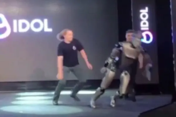 ALDOL, robotul lui Putin, a căzut în bot la inaugurare! VIDEO