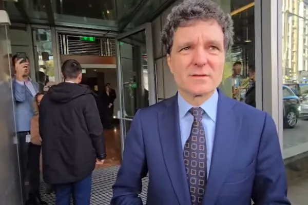 Au sărit scântei după ce protestatarul Ceaușescu l-a confruntat pe Nicușor Dan. „Noi vrem bănișorii de la borcan”