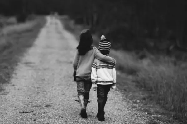 Realitatea dură a României. Familii despărțite de sărăcie, copii crescuți fără părinți