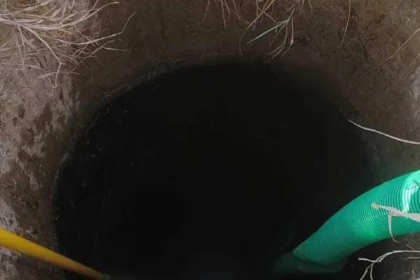 Descoperire macabră în județul Neamț. Trupul unui bărbat în stare avansată de descompunere, găsit într-o fântână dezafectată