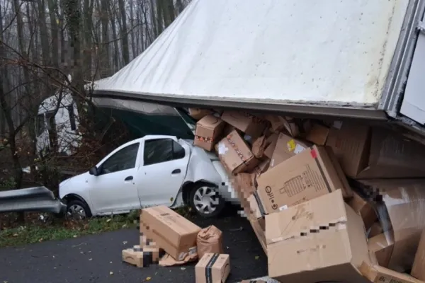 Accident dramatic pe A1. Un TIR care transporta colete s-a răsturnat peste un autoturism – FOTO