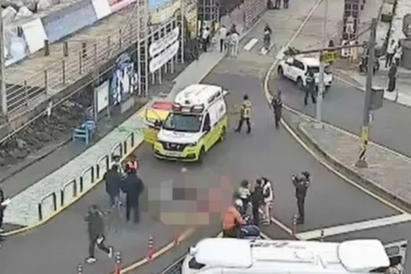 Trei oameni și-au pierdut viața după ce o camionetă a intrat în plin în pietoni la un terminal de feribot