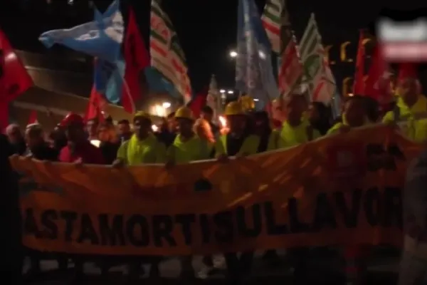 Proteste uriașe după moartea românului găsit sub dărâmături, în Italia. Mii de oameni au ieșit în stradă cu torțe
