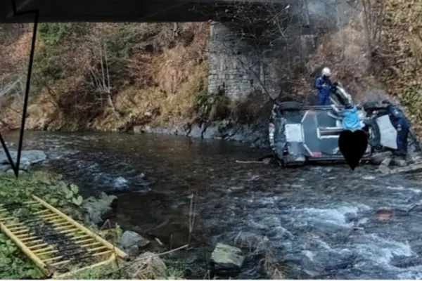 Accident spectaculos. Mașină de concurs în râu, la „Raliul Argeșului” – echipajul salvat la timp VIDEO