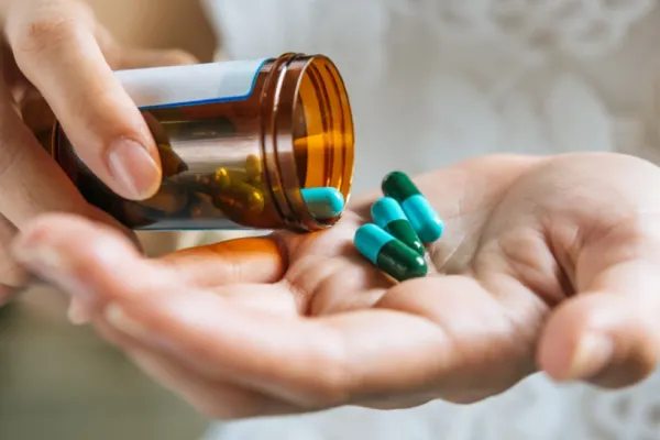 Românii așteaptă 3 ani pentru medicamente inovatoare. Guvernul a luat de la cetățeni, dar nu oferă acces la sănătate