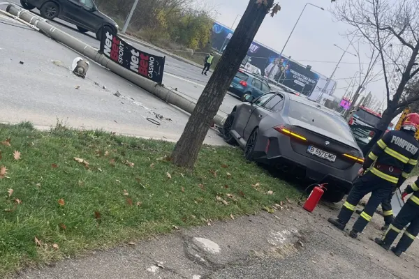 Accident pe Șoseaua Petricani, din București. O șoferiță s-a oprit cu bolidul într-un stâlp FOTO