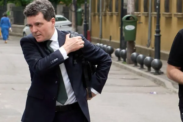 Nicușor Dan, nedespărțit de ghiozdănelul său „încurcă-lume”. Cum se prezintă șeful statului ca un școlărel la evenimente importante