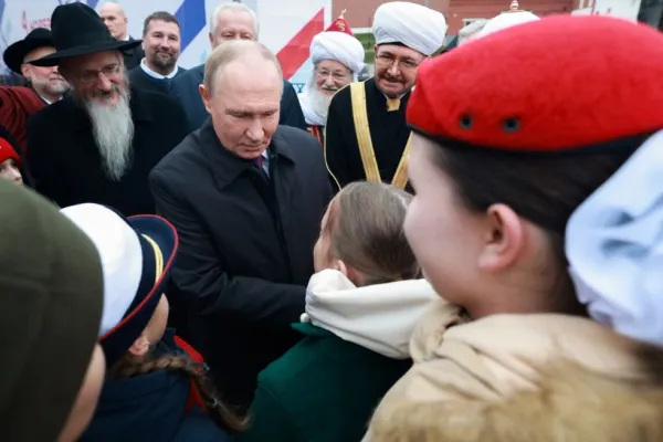 O fetiță de 11 ani îl pune în încurcătură pe Putin: „Unchiul meu rănit e trimis din nou la război” - Video