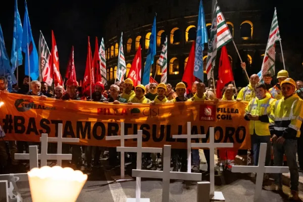Proteste cu torțe la Roma în memoria lui Octav Stroici, muncitorul român decedat după tragedia de la Torre dei Conti