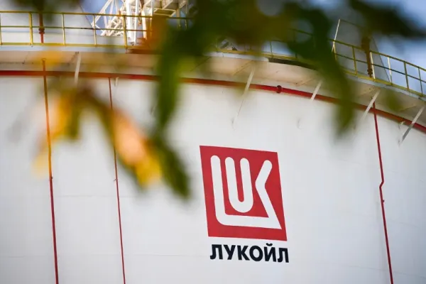 Guvernul se bâlbâie când e vorba de activele Lukoil din ţara noastră: „Va fi pregătit un proiect, cel mai probabil de ordonanţă”