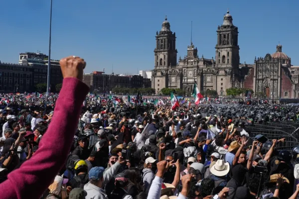Proteste violente în Mexic, intensificate de asasinarea primarului Carlos Manzo. Peste 120 de oameni au fost răniți