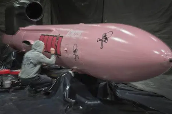 Ucrainenii îl vânează pe Vladimir Putin cu racheta roz Flamingo. Fondurile pentru producția sa au fost strânse prin chetă
