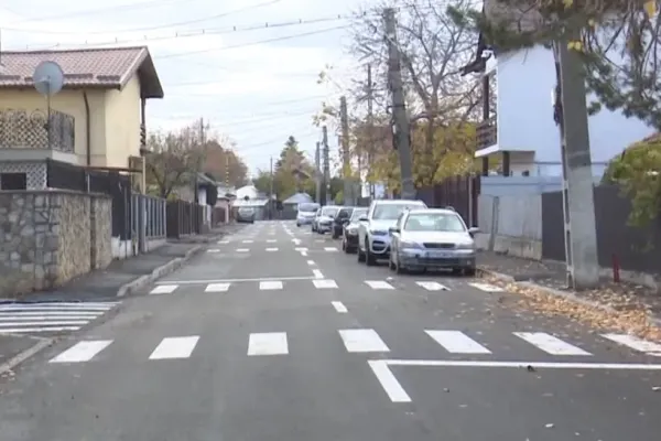 Strada din România unde trecerile de pietoni apar din 20 în 20 de metri. 11 zebre dintr-un colț în celălalt