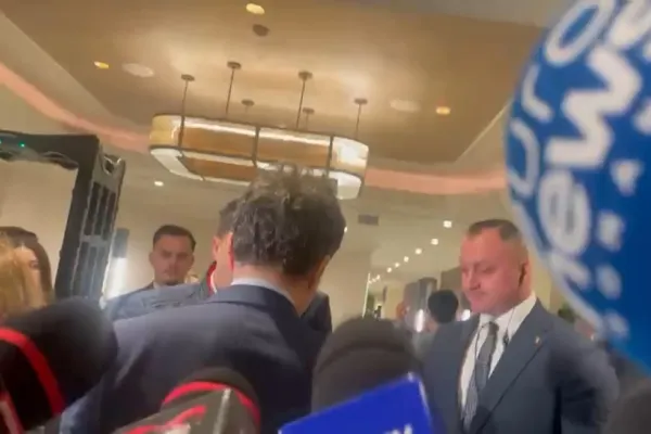 Nicușor Dan fuge când aude întrebări despre scandalurile care-l vizează pe Bolojan și Moșteanu – VIDEO