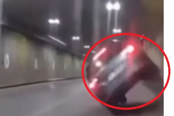 Anchetă a Poliției, după accidentul spectaculos de la Pasajul Unirii: un tânăr de 24 de ani a ajuns la spital