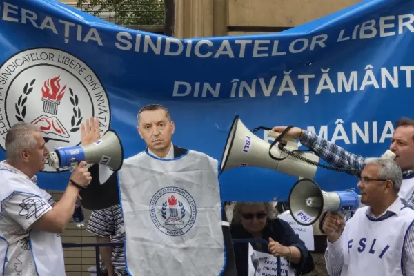 Protest masiv al dascălilor, în Capitală. Mii de profesori, la ușa lui Bolojan: "Am venit să-i „colindăm” pe guvernanți așa cum merită!"