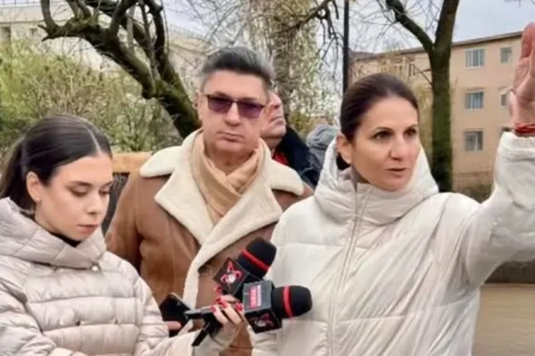 Anca Alexandrescu, în stradă, printre oameni, fără comunicate seci sau clipuri de campanie regizate. Luiz Lazarus: „Nu mai e loc de stat în casă!”