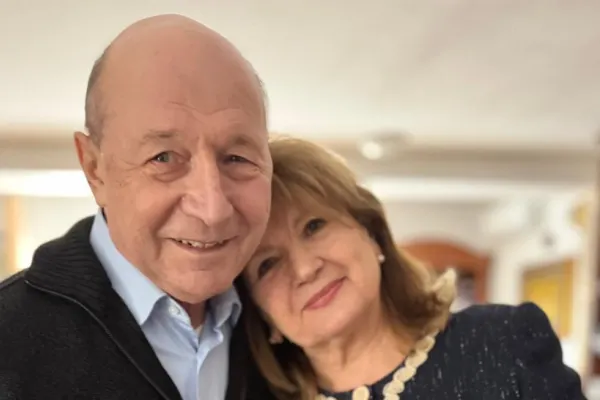 Traian Băsescu a sărbătorit nunta de aur: fostul președinte și soția sa, Maria, și-au reînoit jurămintele
