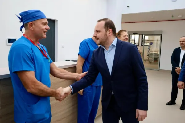 Guvernul prelungește cumulul pensiei cu salariul și în 2026. Ministrul Sănătății: „Avem nevoie de experiență în sistemele-cheie”