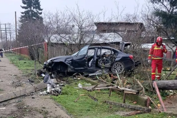 Grav accident rutier: un șofer a intrat cu mașina în stâlp în încercarea de a fugi de oamenii legii