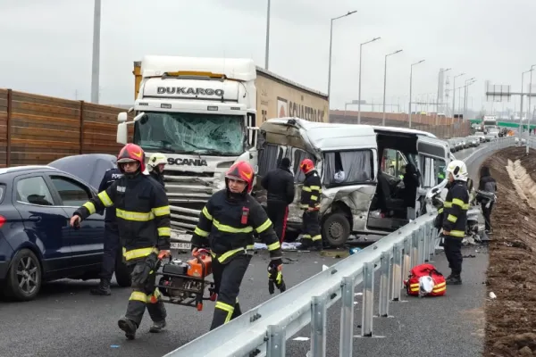 Noul tronson al Autostrăzii Moldovei, „inaugurat” cu un grav accident. Patru oameni au ajuns la spital, circulația este deviată – FOTO
