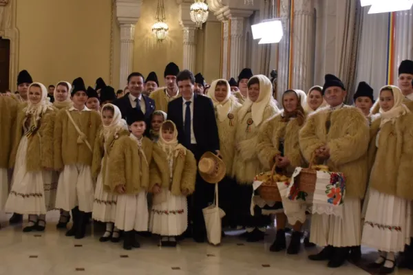 Nicușor Dan i-a primit pe colindători la Palatul Cotroceni. Șeful statului nu a renunțat la carnețel nici când i-a aplaudat pe oaspeți - VIDEO