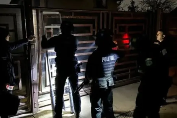 Polițiști atacați cu drujba în Ajunul Crăciunului, în județul Suceava. Agresorul, împușcat și imobilizat - FOTO