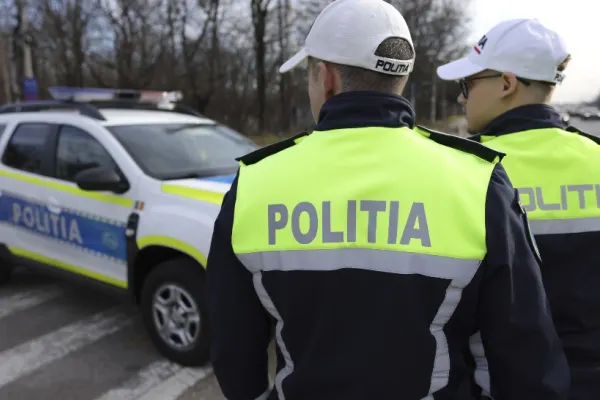 Opt elevi acuză că au fost bătuți și umiliți de trei polițiști chiar în școală