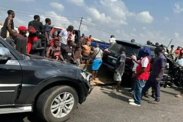 Un fost dublu campion mondial la box, rănit într-un accident în Nigeria soldat cu doi morți - FOTO/VIDEO