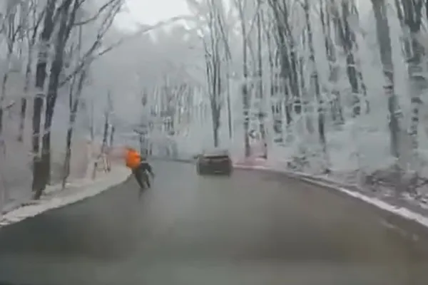 Accident teribil pe o șosea din județul Iași. Un tânăr a murit după ce a intrat cu motocicleta într‑un stâlp – VIDEO