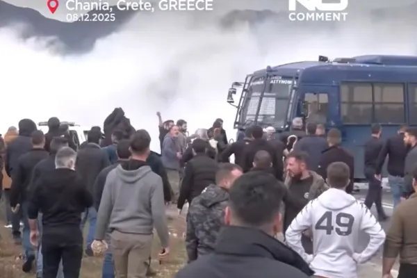 Fermieri greci în conflict cu autoritățile: aeroport închis și drumuri blocate în Creta. Proteste violente VIDEO