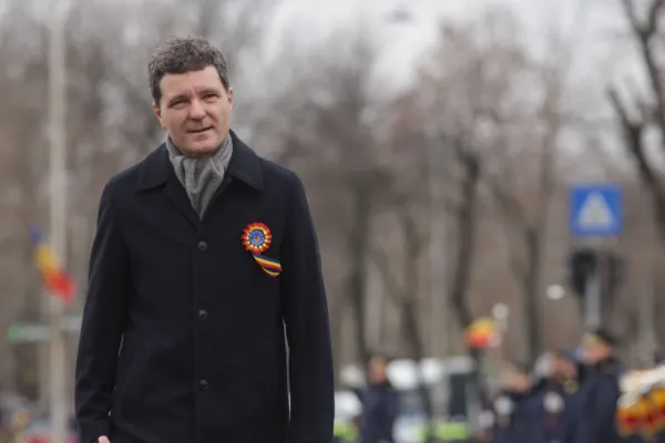 Nicușor Dan, o nouă apariție controversată, cu un palton ce pare să-i fie mare. Stilist: „Nu stai cu degetele strânse ca un viezure” - VIDEO
