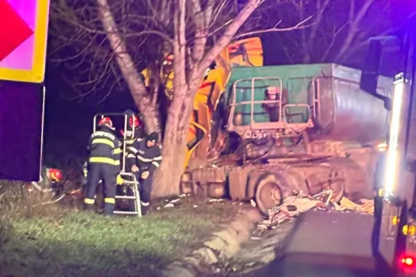 Accident mortal pe o șosea din județul Iași, o autoutilitară și un camion s-au ciocnit frontal - VIDEO
