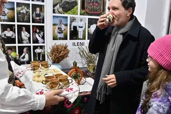 Nicușor Dan, vizită la muzeu în seara de Crăciun. Președintele a fost întâmpinat de colindători