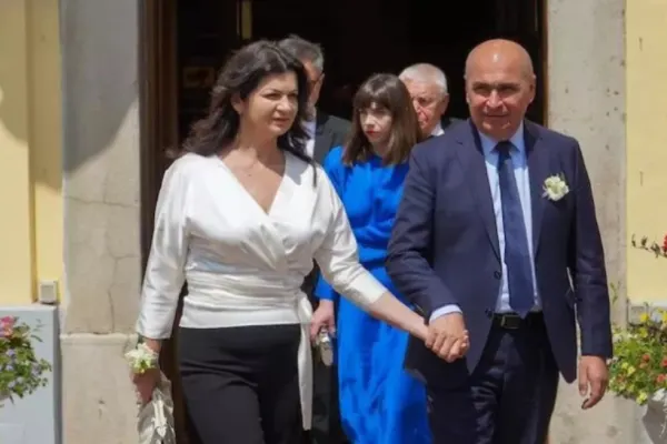 Bolojan o contrazice pe Ioana Dogioiu, purtătoarea de cuvânt a Guvernului: „Nu m-am însurat”