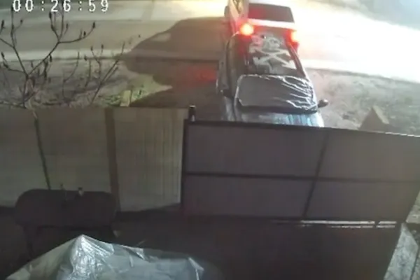 Autospecială de poliție surprinsă lovind o mașină parcată la poartă. Echipajul a părăsit locul accidentului înainte să fie observat - VIDEO