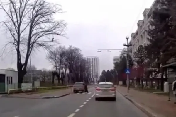 Depășire periculoasă pe trecerea de pietoni. Pieton, salvat în ultima clipă