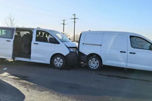 Accident rutier pe centura de vest a Ploieştiului. 18 persoane, între care șapte minori, implicate