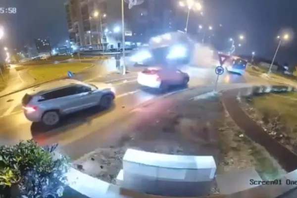 Accident spectaculos la Oradea: un șofer a ajuns la spital după ce a „zburat” cu mașina peste un sens giratoriu - VIDEO
