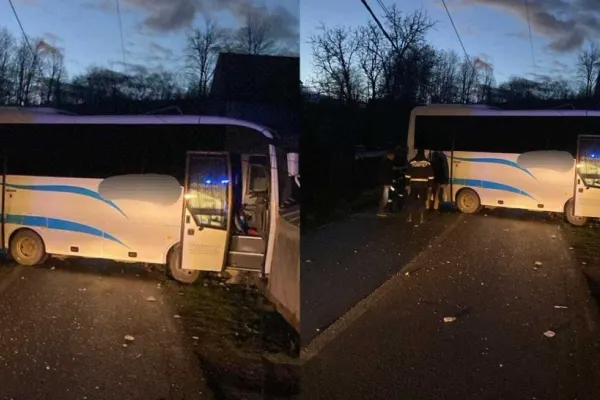 Accident grav în județul Neamț. Un autobuz în care se aflau şase persoane a lovit un stâlp de electricitate şi gardul unei gospodării