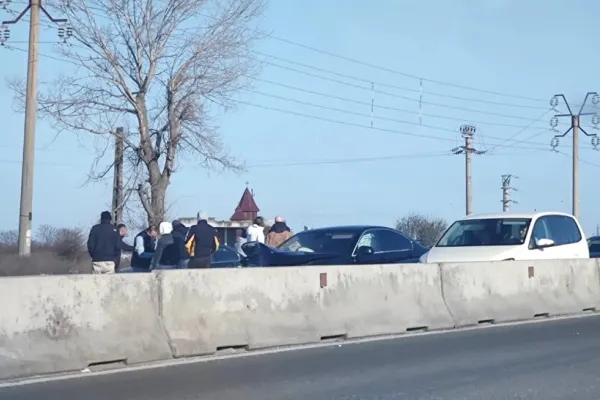 Accident grav la ieşirea de pe autostrda A4, în județul Constanța. Trei mașini s-au ciocnit violent, sunt implicate cinci persoane