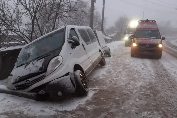 Accident grav în județul Iași. Un microbuz cu 7 persoane s-a răsturnat într-un șant - FOTO