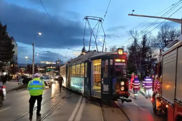 Tramvai deraiat după un accident cu două vehicule. Autoritățile au intervenit