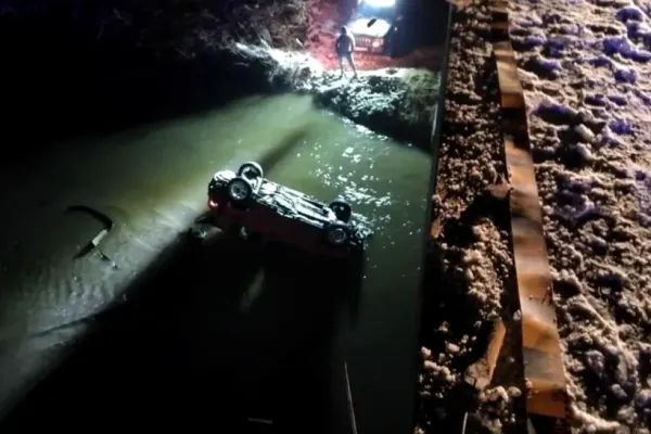 Accident grav în Vâlcea. O mașină a rupt parapetul unui pod și a căzut în râu