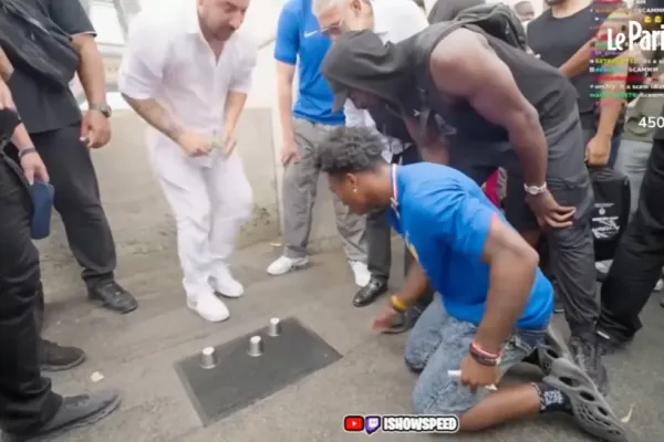 „Combinatorii” cu alba-neagra de la turnul Eiffel au fost săltați de polițiștii francezi. Un influencer i-a dat în vileag. Cât câștigau pe zi