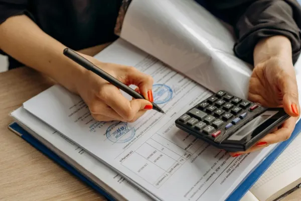 Ce taxe și impozite se modifică în 2026 și cum te afectează. Avocata Laura Dicu explică