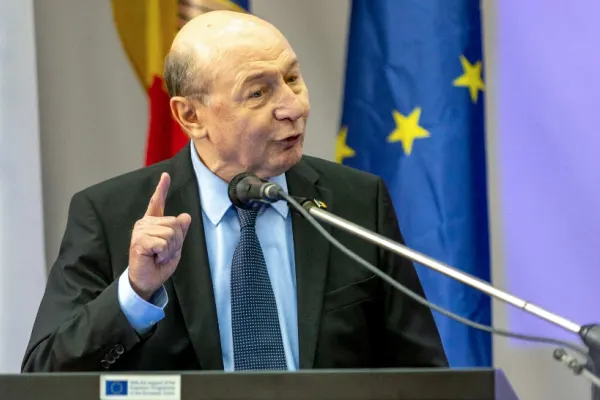 Traian Băsescu le recomandă românilor să lase mașinile acasă: Guvernul n-ar trebui sa intervină la prețul motorinei