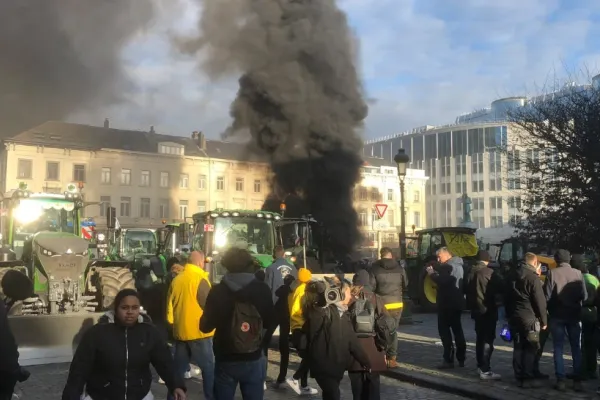 Război în toată regula, pe străzile din Bruxelles. Mii de fermieri au luat cu asalt capitala Uniunii Europene VIDEO