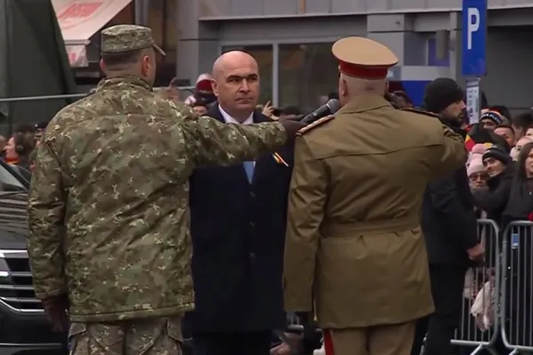 Huiduieli fără precedent la Alba Iulia, la adresa premierului Ilie Bolojan VIDEO
